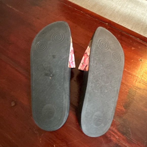 Gucci Floral Slide Sandals - Picture 3 of 3